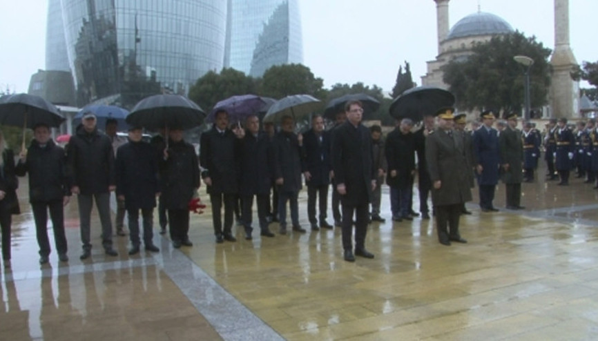 Çanakkale şehitleri 107. yılında Bakü’de törenle anıldı