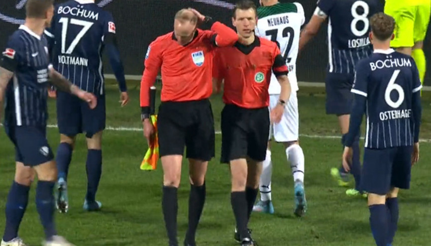 Bochum - Mönchengladbach maçı yarıda kaldı Hakemin başına yabancı madde attılar
