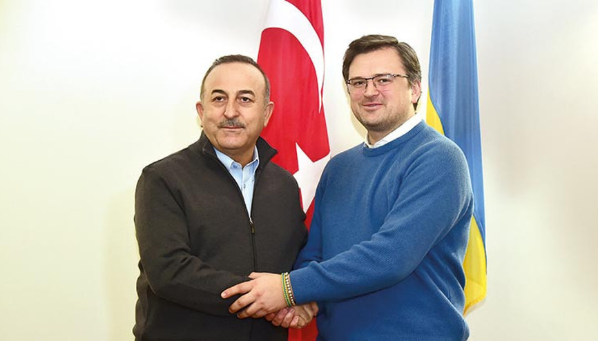 Zelenski gibi hâkî renkli mont giydi Zelenski gibi hâkî renkli mont giydi