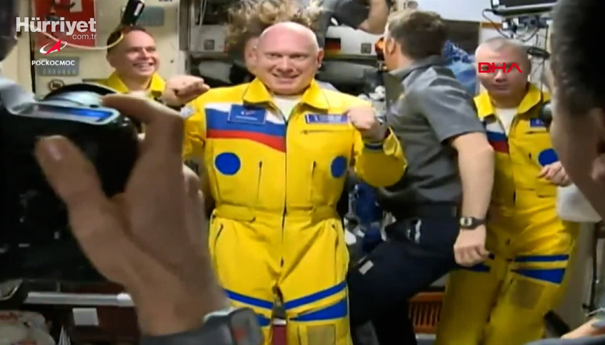 Rus kozmonotların Ukrayna Bayrağı renklerindeki kıyafetleri tartışma konusu oldu Rus kozmonotların Ukrayna Bayrağı renklerindeki kıyafetleri tartışma konusu oldu