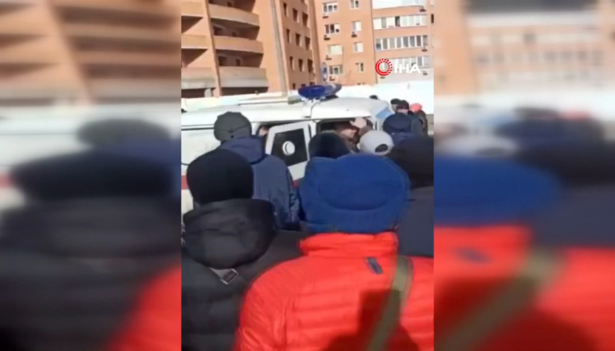 Ukraynanın Energodar kentinde halk Rus askerlerinin önünü kesti