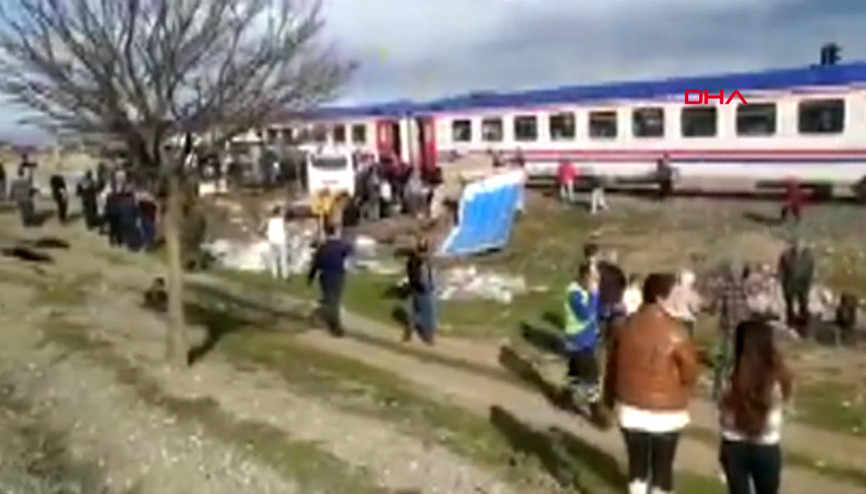 Kamyonet ve tren, hemzemin geçitte çarpıştı