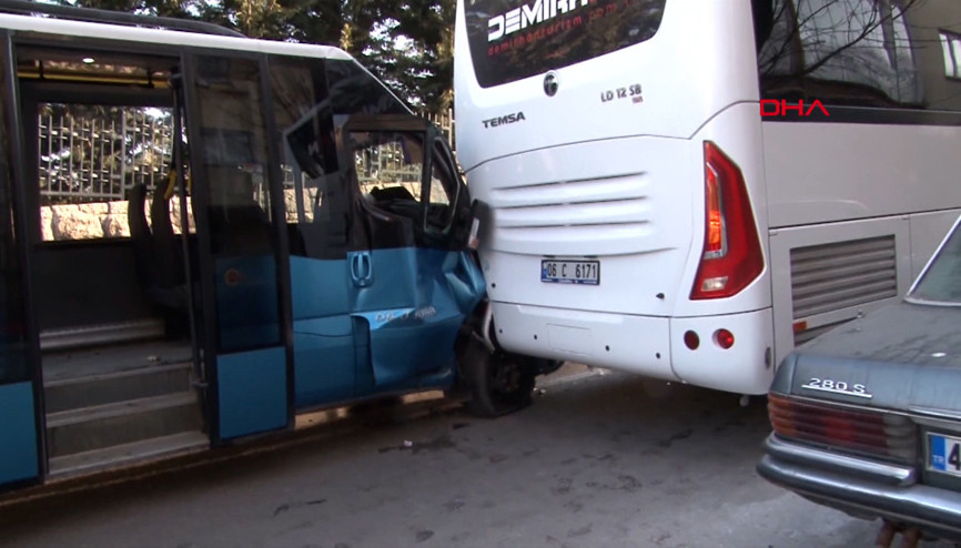 Ankarada yolcu minibüsü, otobüse çarptı