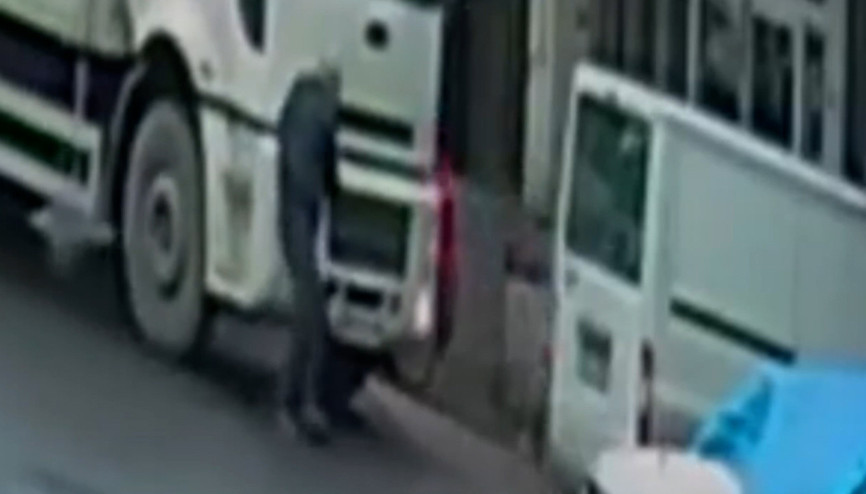 50 tonluk kamyonu elleri ile durdurmaya çalıştı O anlar kamerada