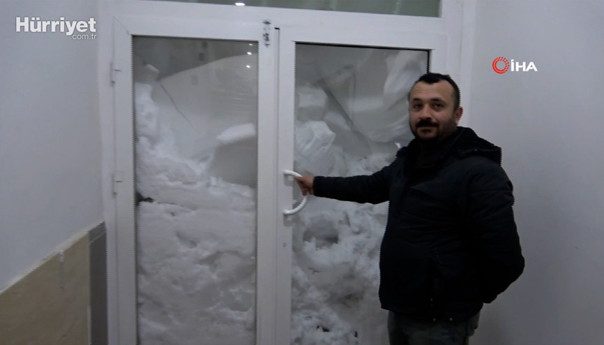 Bitlis’te kar kapı ve pencereleri kapattı
