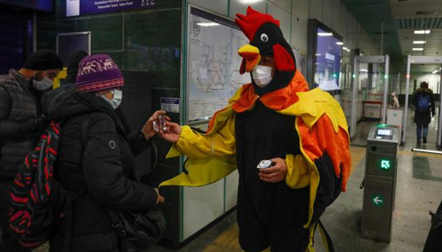 İstanbulda metro girişinde horoz kostümlü su için çağrısı