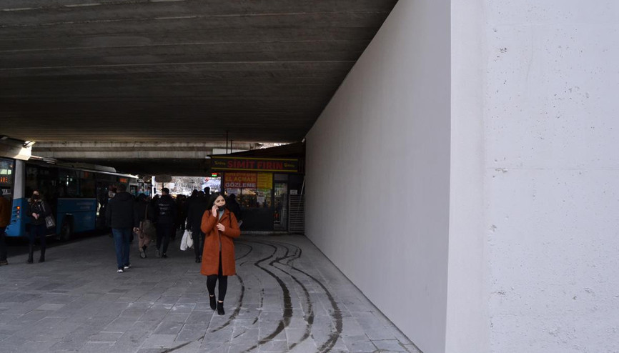 Yosunlu duvar temizlendi