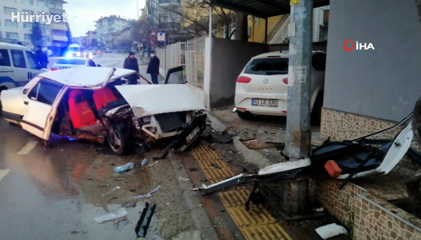Hurdaya dönen araçtan sağ çıktılar