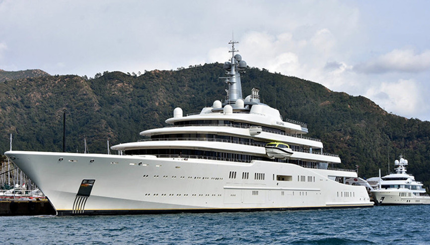 Marmariste Abramoviçin mega yatına yaklaşan teknelere sirenli uyarı