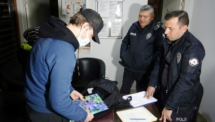 Para ve eşya dolu çantasını otobüste unutan turist: Rusya’da bu çanta bulunmazdı Para ve eşya dolu çantasını otobüste unutan turist: Rusya’da bu çanta bulunmazdı