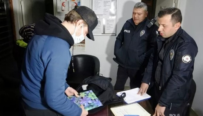 Otobüste unuttuğu para ve eşya dolu çantası Rus turiste teslim edildi Otobüste unuttuğu para ve eşya dolu çantası Rus turiste teslim edildi