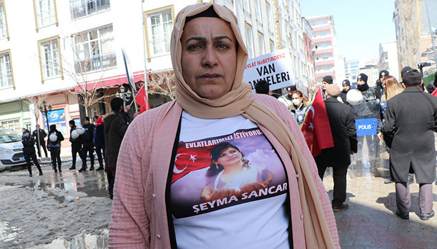Vanda evlat nöbetindeki anne: Kızımın elinden kalemi alıp, silah verdiler