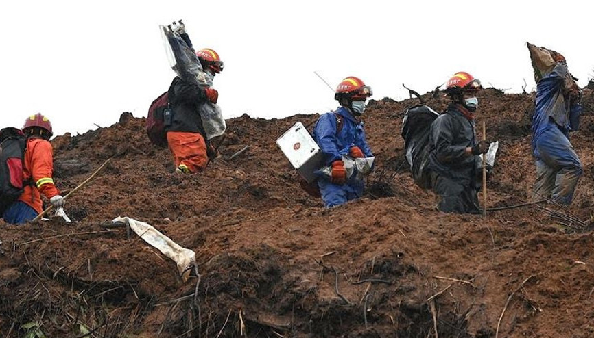 Çinde düşen uçağın motor ve türbin parçaları bulundu