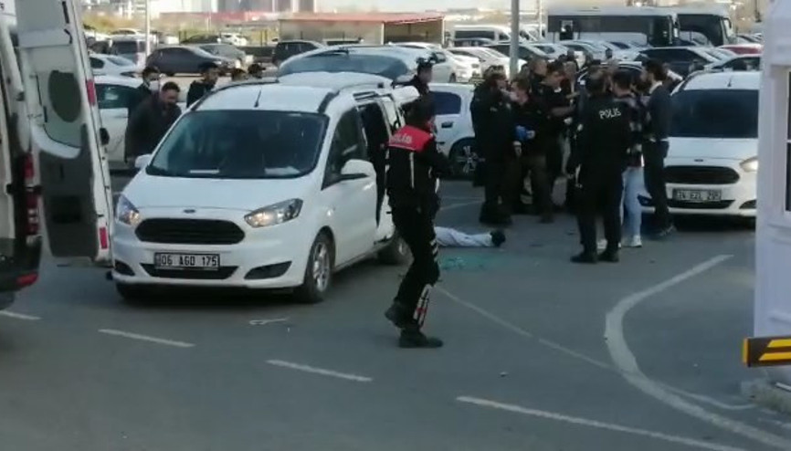 Son dakika... Küçükçekmece Adliyesi önünde silahlı kavga: 4 kişi hayatını kaybetti, yaralılar var