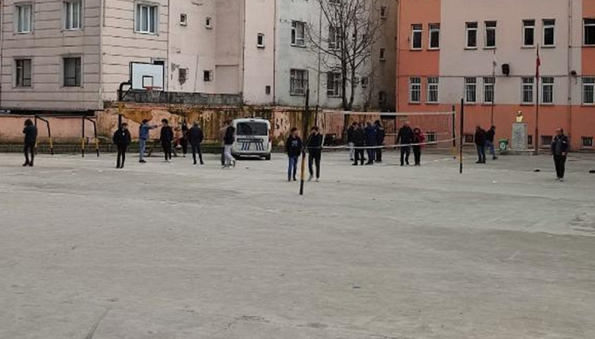 Okul bahçesinde bıçaklı kavga: 3 yaralı