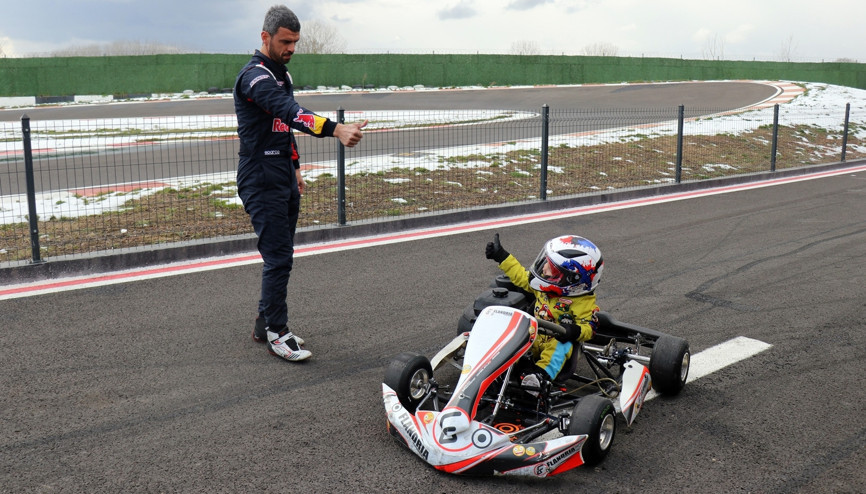 Yaşıtları oyuncakla oynarken o pistin tozunu attırıyor 2 buçuk yaşındaki Zayn...