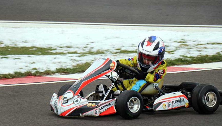 Yaşıtları oyuncakla oynarken o pistin tozunu attırıyor