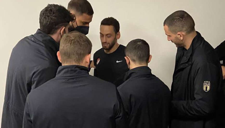 Hakan Çalhanoğlu ve Merih Demiraldan İtalyan futbolculara karşılama