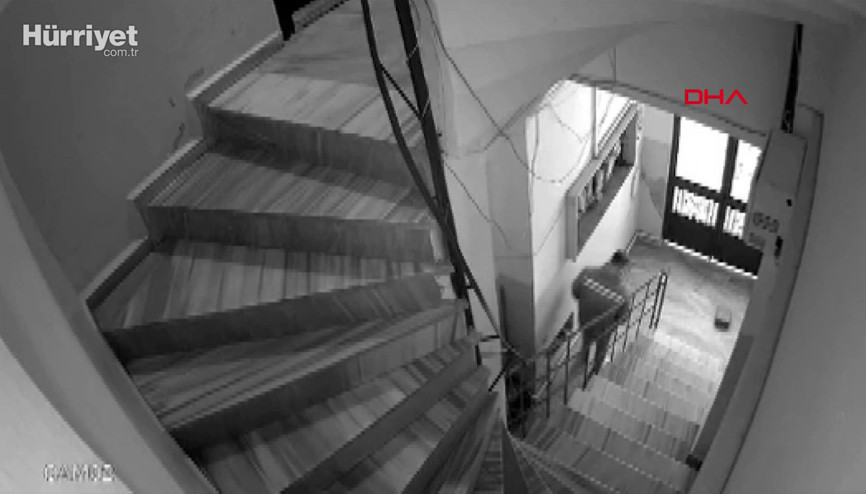 Sipariş götüren kurye apartmanın merdiven boşluğuna idrarını yaptı