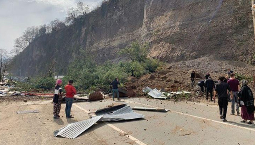 Ayder yolunda heyelan: Karayolu ulaşıma kapandı