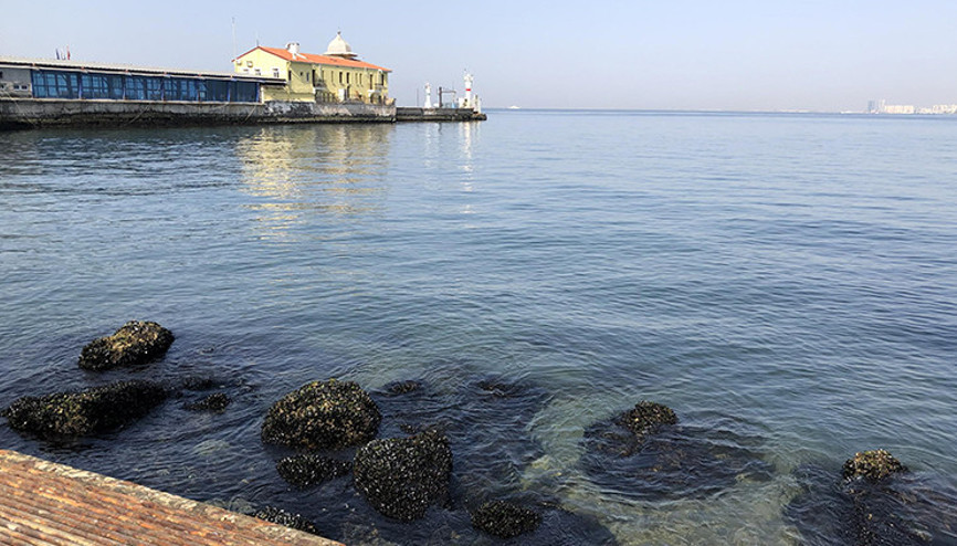 İzmirde deniz suyu seviyesi azalınca Pasaport İskelesi bir süre kapatıldı: Bu yıl biraz daha fazla oldu