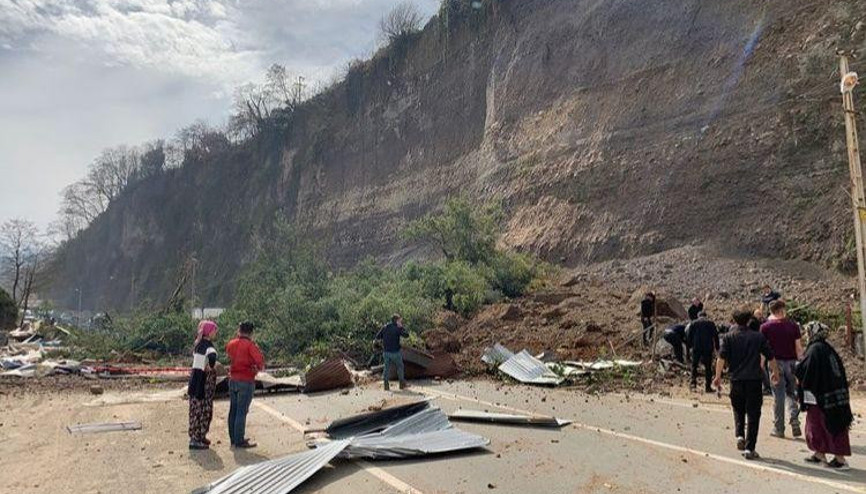 Rizede heyelan; Ardeşen-Çamlıhemşin yolu kapandı