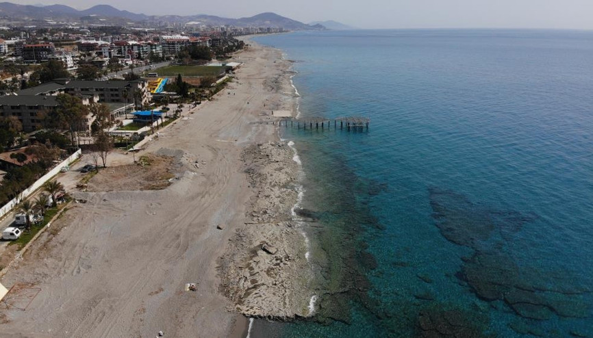 Deniz suyu çekildi, Alanya sahilinde kayalıklar ortaya çıktı Vatandaşlar tedirgin oldu