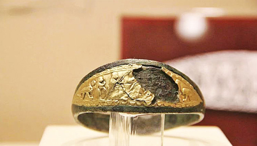 Tarladan çıkan eşsiz bilezik sergileniyor