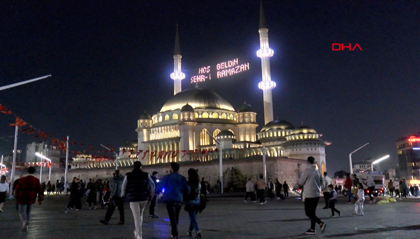 Taksim Camiinde ilk teravih namazı kılındı