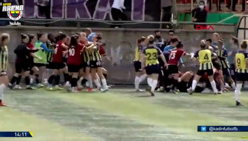 Amed SF ile Fenerbahçe arasında oynanan Kadın Futbol Süper Ligi maçında saha karıştı