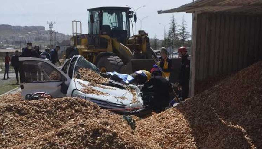 Kütahyada TIR, otomobilin üzerine devrildi Ölü ve yaralı var