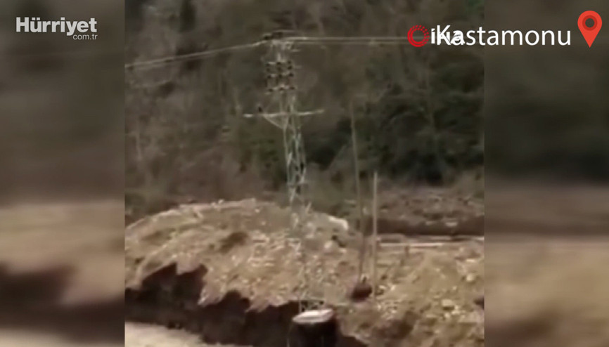 Kar suları çay kenarındaki elektrik direğini böyle yıktı