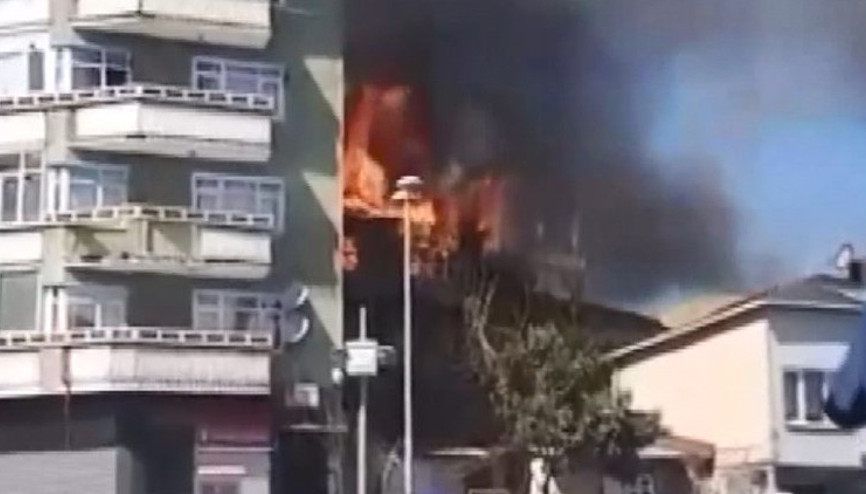 Fatihte panik anları Metruk ahşap binada çıkan yangın yan binaya sıçradı Fatihte panik anları Metruk ahşap binada çıkan yangın yan binaya sıçradı