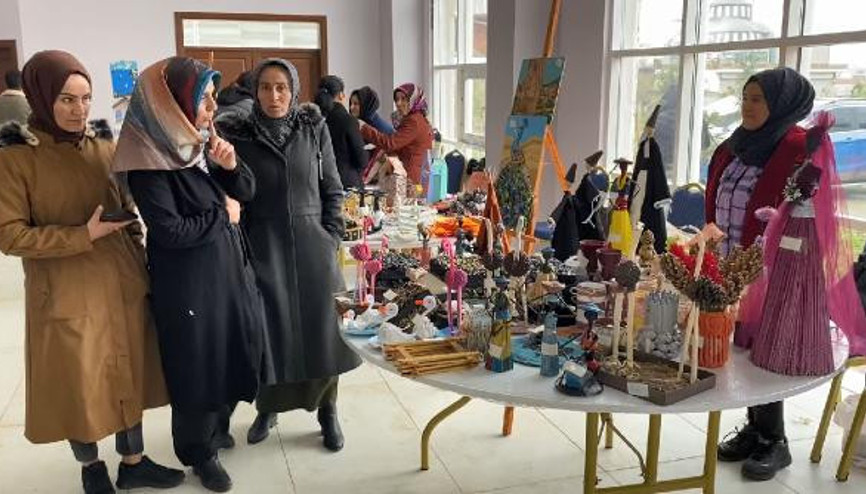 Dargeçitli kadınlar, geri dönüşüm malzemelerinden ürettikleriyle sergi açtı