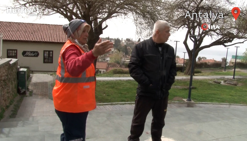Kadın simitçi ile kadın temizlik görevlisinin tartışması ağlattı: “Sen çöpçüsün, pisliksin” Kadın simitçi ile kadın temizlik görevlisinin tartışması ağlattı: “Sen çöpçüsün, pisliksin”