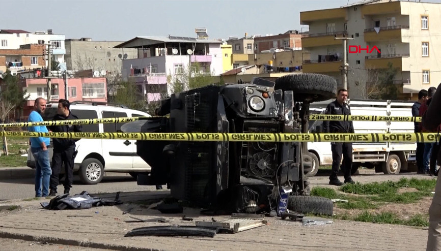 Diyarbakırda zırhlı araç ile hafif ticari araç çarpıştı: 1i polis 3 yaralı
