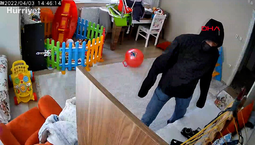 Esenyurtta hırsızlar iz bırakmamak için ellerine çorap giydi