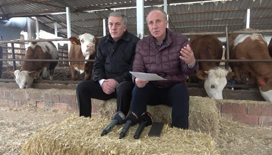 Muharrem İnce ahırda basın toplantısı düzenledi: Tarımda 5 yıllık üretim planlamasını yapacağız Muharrem İnce ahırda basın toplantısı düzenledi: Tarımda 5 yıllık üretim planlamasını yapacağız