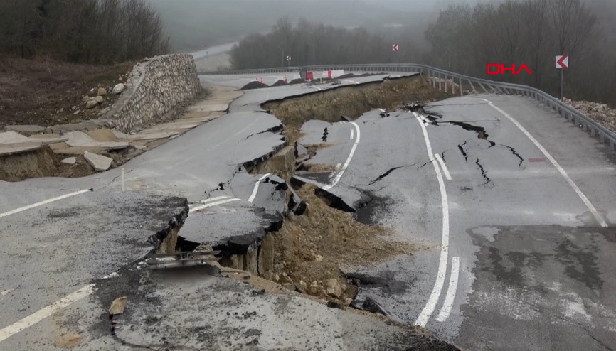 Akçakocada yol çöktü, trafik ulaşıma kapatıldı