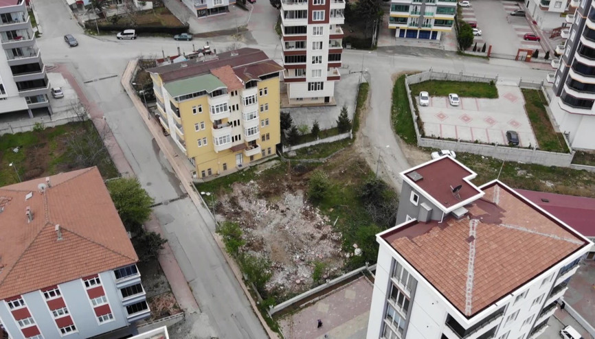 Fıkra gibi Adresi karıştırdı, yanlış binayı yıktı