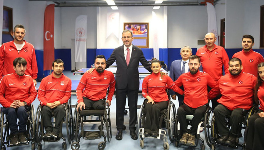 Gençlik ve Spor Bakanı Mehmet Muharrem Kasapoğlu Abdullah Öztürk ve Masa Tenisi Milli Takımıyla buluştu
