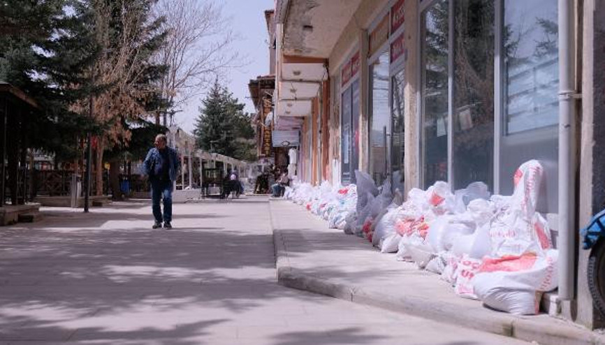 Konyada taşkın tedirginliği Belediye kum torbaları dağıttı, iş makineleri hazır