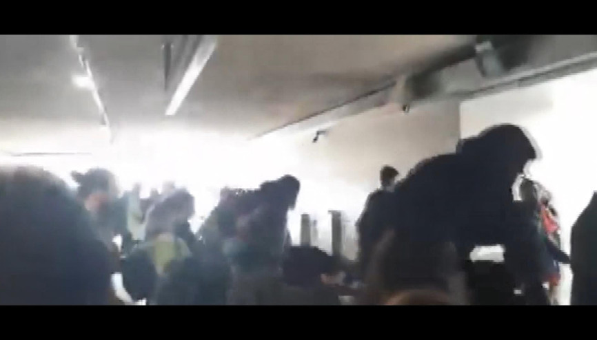 İstanbulda ulaşım zammını turnikelerden atlayarak protesto ettiler