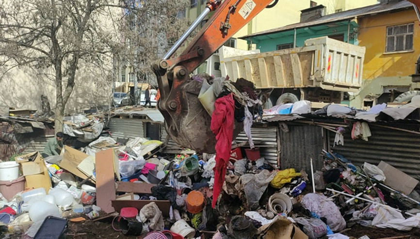 Mahalleli kötü koku ihbarında bulundu Evden 6 ton çöp çıktı