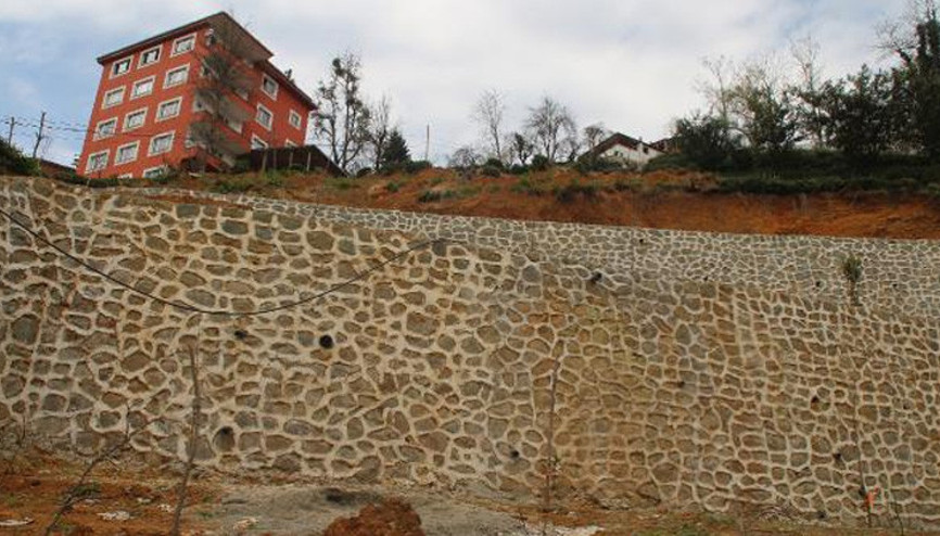 Rizede heyelan riskine istinat duvarı önlemi