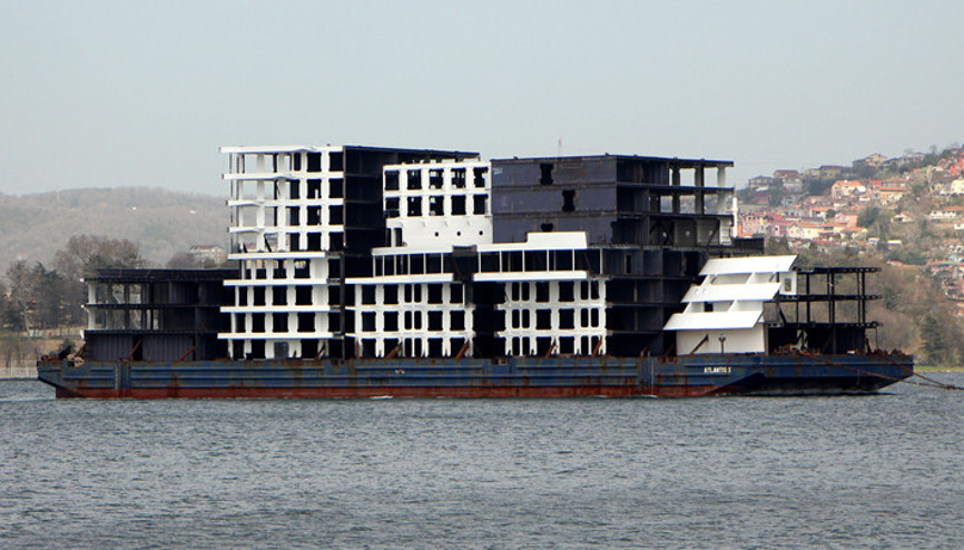 İstanbul Boğazından apartman geçti