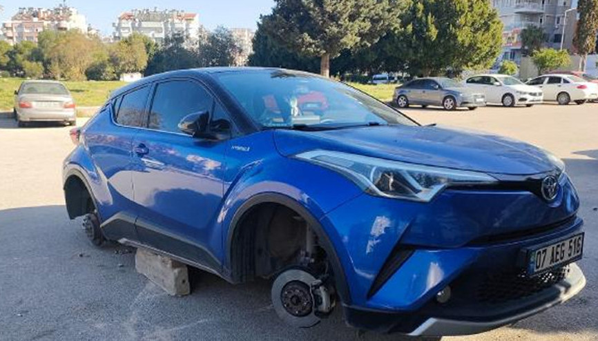 Otomobilin lastiklerini jantlarıyla birlikte çaldılar