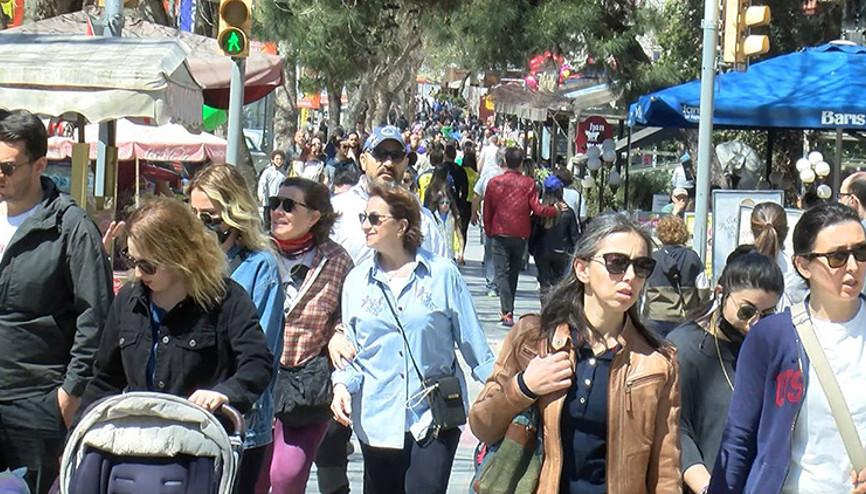 Hava ısındı, İstanbulda cadde ve sahiller doldu, taştı