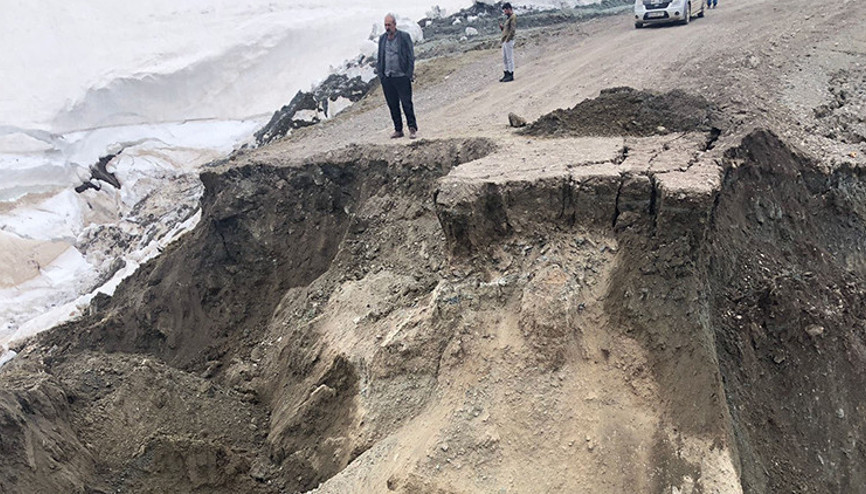 Sivasta heyelan nedeniyle yol kapandı