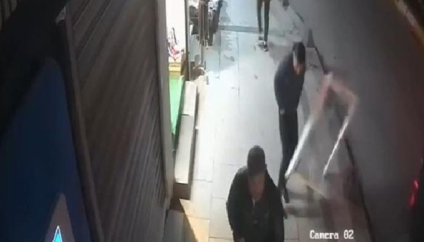 Korku dolu anlar: Düşen pencereden kıl payı kurtuldu